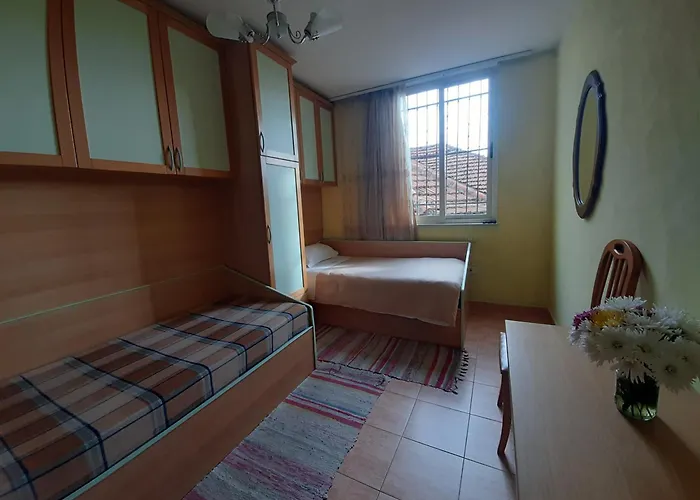 Pensión Enki's Tirana